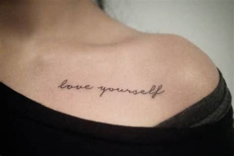 frases pecho hombro tatuajes para mujeres|Tatuajes en el pecho para mujeres: 61 frases inspiradoras